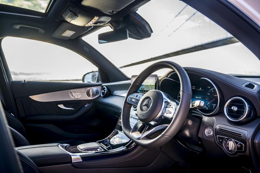 Интерьер Mercedes-AMG GLC43 4Matic Coupe (C253) 2019 года  (UK) (фото 30 из 69)